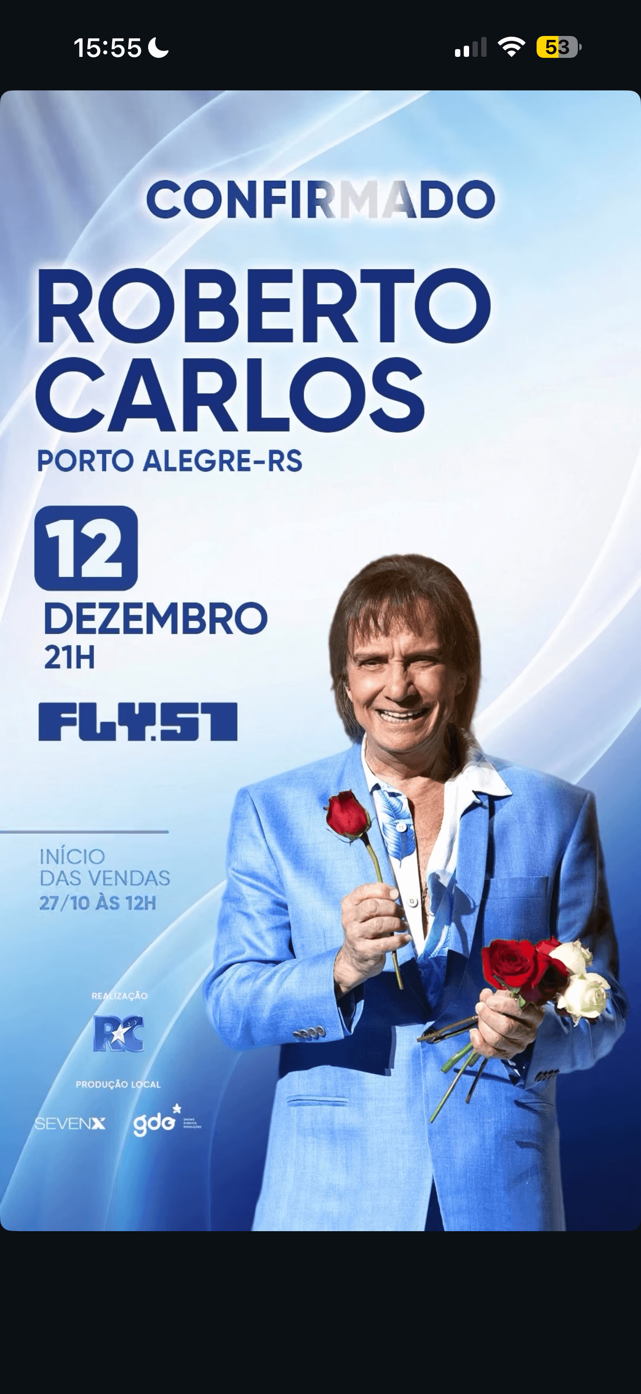 Roberto Carlos com uma rosa vermelha na mão